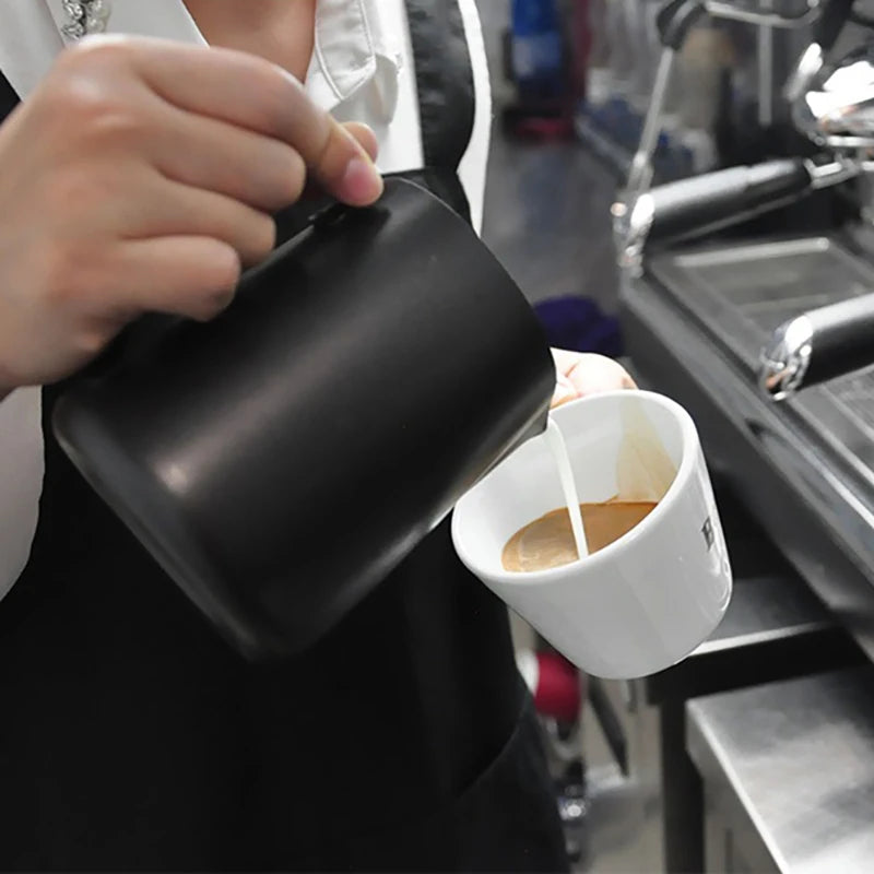 Jarro Profissional para Espuma de Leite em Aço Inoxidável com Revestimento Antiaderente - Arte de Barista em Sua Cozinha