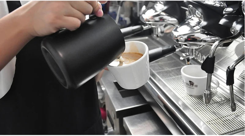 Jarro Profissional para Espuma de Leite em Aço Inoxidável com Revestimento Antiaderente - Arte de Barista em Sua Cozinha